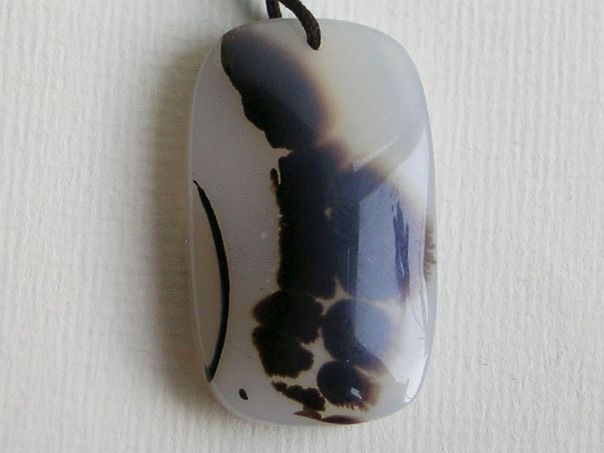 Agate toggle with a female figure – (2608)